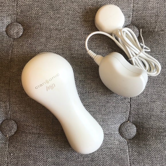 Clarisonic Skincare Clarisonic Mia Face Brush White Poshmark